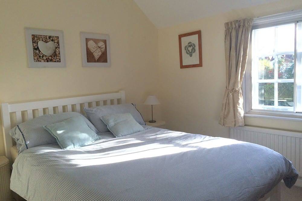 Charming Cosy Cottage, pretty large garden, 10-15 min walk to beach & Southwold in Southwold, Waveney District