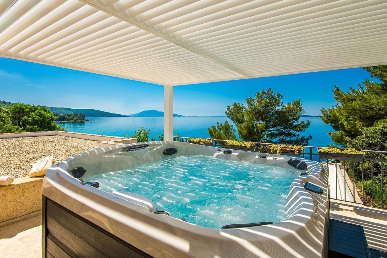 Geräumige, luxuriöse 5*-Ferienvilla mit Meerblick, eigenem Pool und großer Terrasse, in Hanglage in erster Reihe zum Meer in Martinscica, Cres