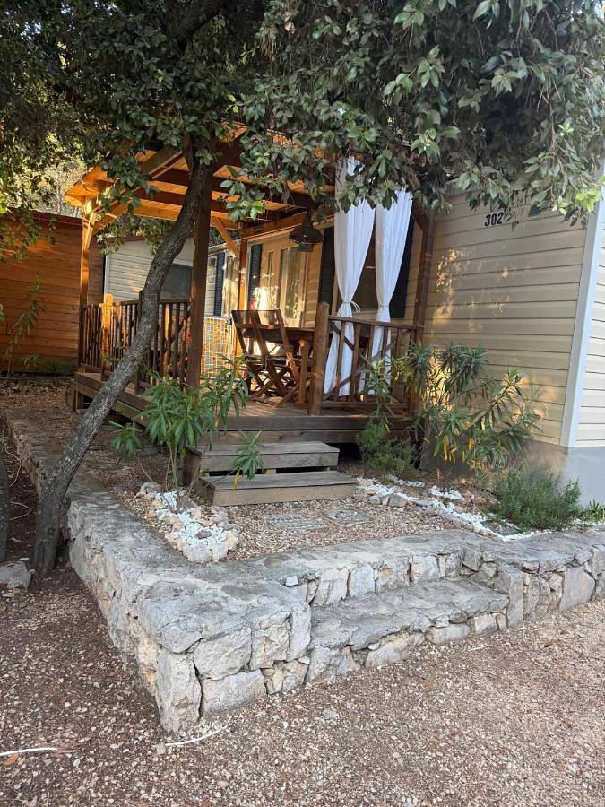Camping pour 5 personnes, avec bassin pour enfant ainsi que piscine et terrasse à Pakoštane - 2