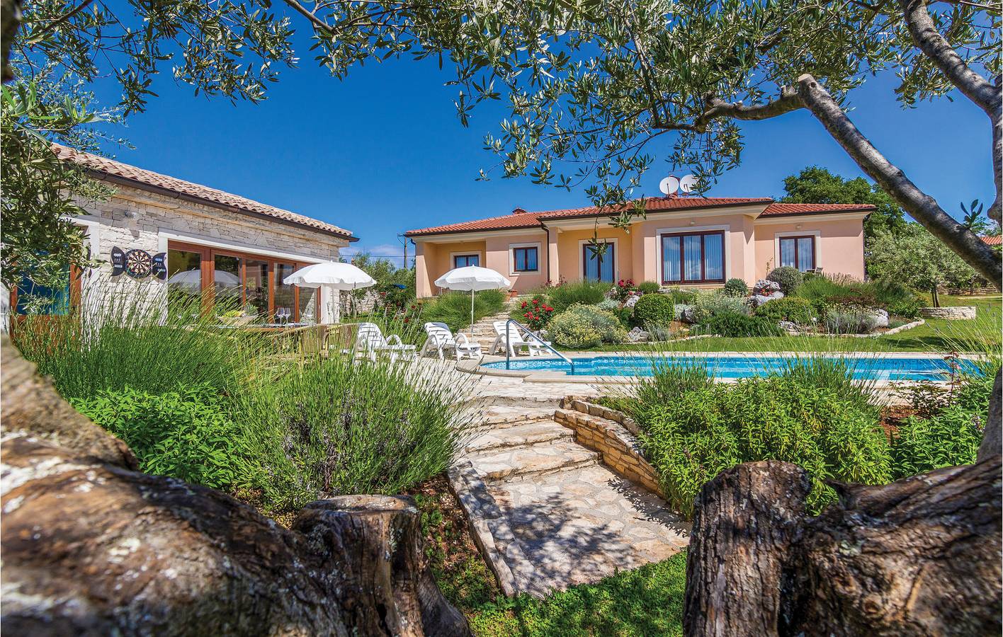 Gezellig appartement met 1 slaapkamer, zwembad, wifi en parkeergelegenheid in de buurt van Montrin in Kaštel (Plovanija), Buje