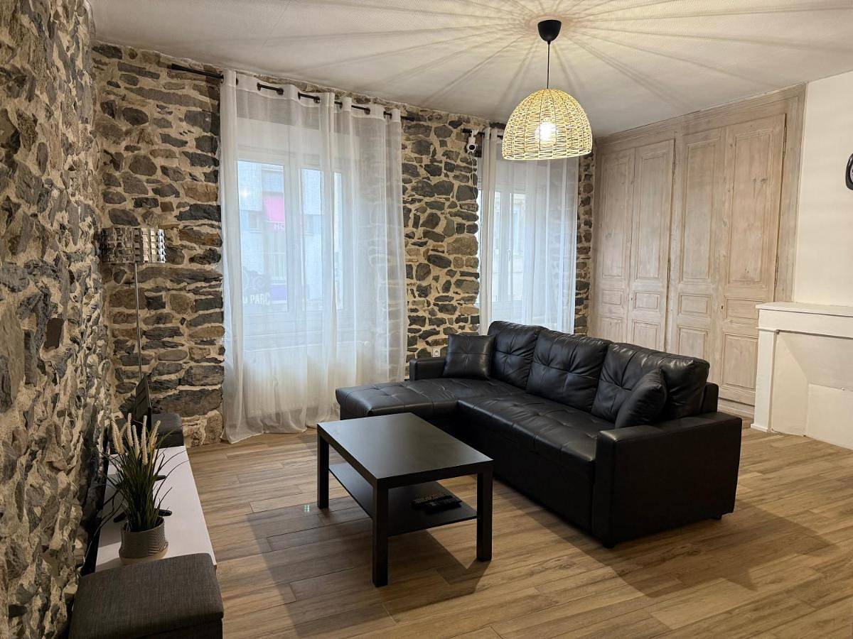 Appartement entier, Three-Bedroom Apartment in Yssingeaux, Haute-Loire