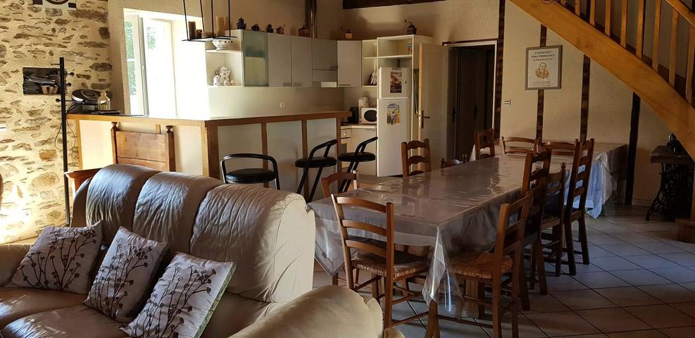 Gîte pour 12 personnes, avec terrasse à Espartignac