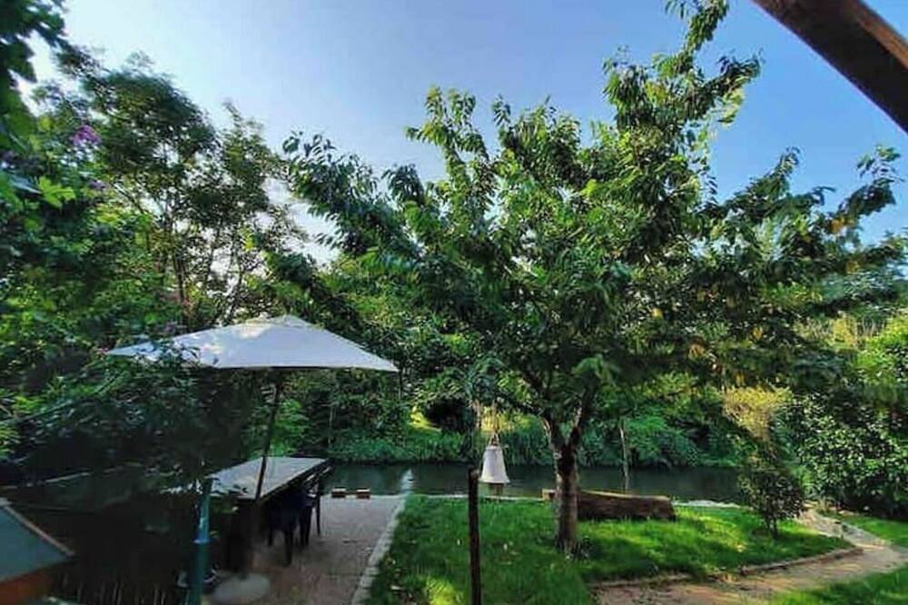 Between town & country (garden with river) in Plobsheim, Región de Estrasburgo