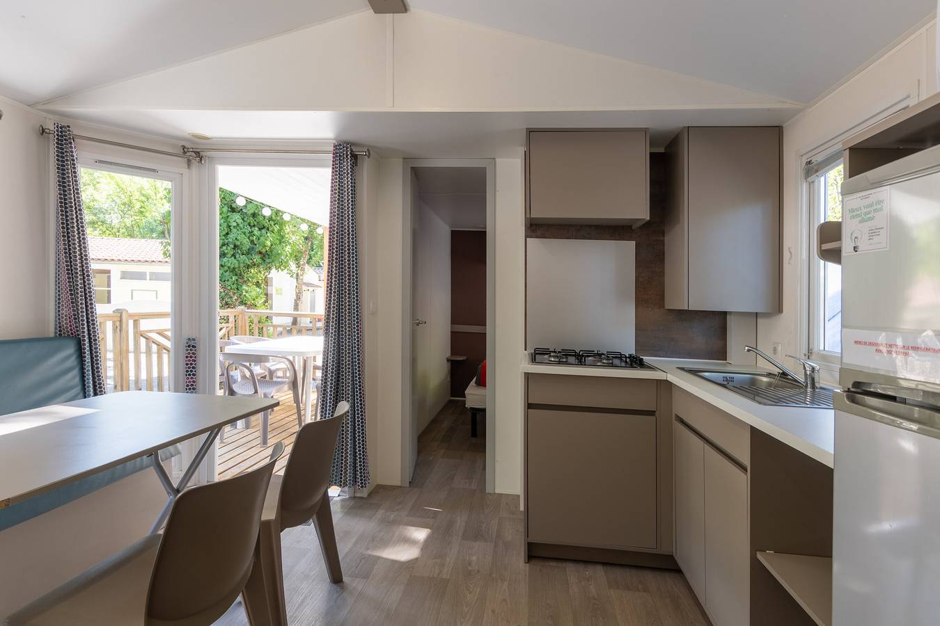 Mobil-home 'Confort A - 1-8 Pers' avec piscine partagée, terrasse privée et jardin commun in Lavilledieu, Ardèche