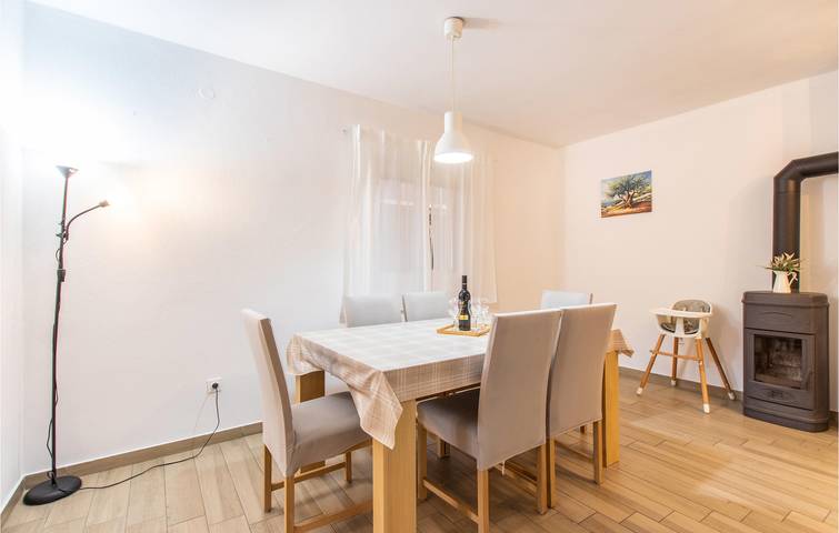 Gemütliche Ferienwohnung mit Meerblick, Terrasse, WLAN und Küche – 1 km von der Küste entfernt in Pridraga, Donji Karin