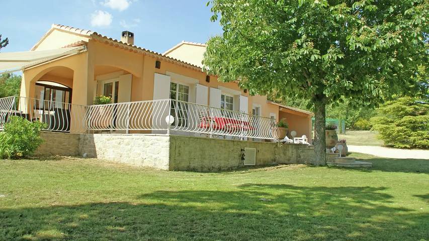 Location de vacances pour 7 personnes, avec jardin et piscine à Reillanne
