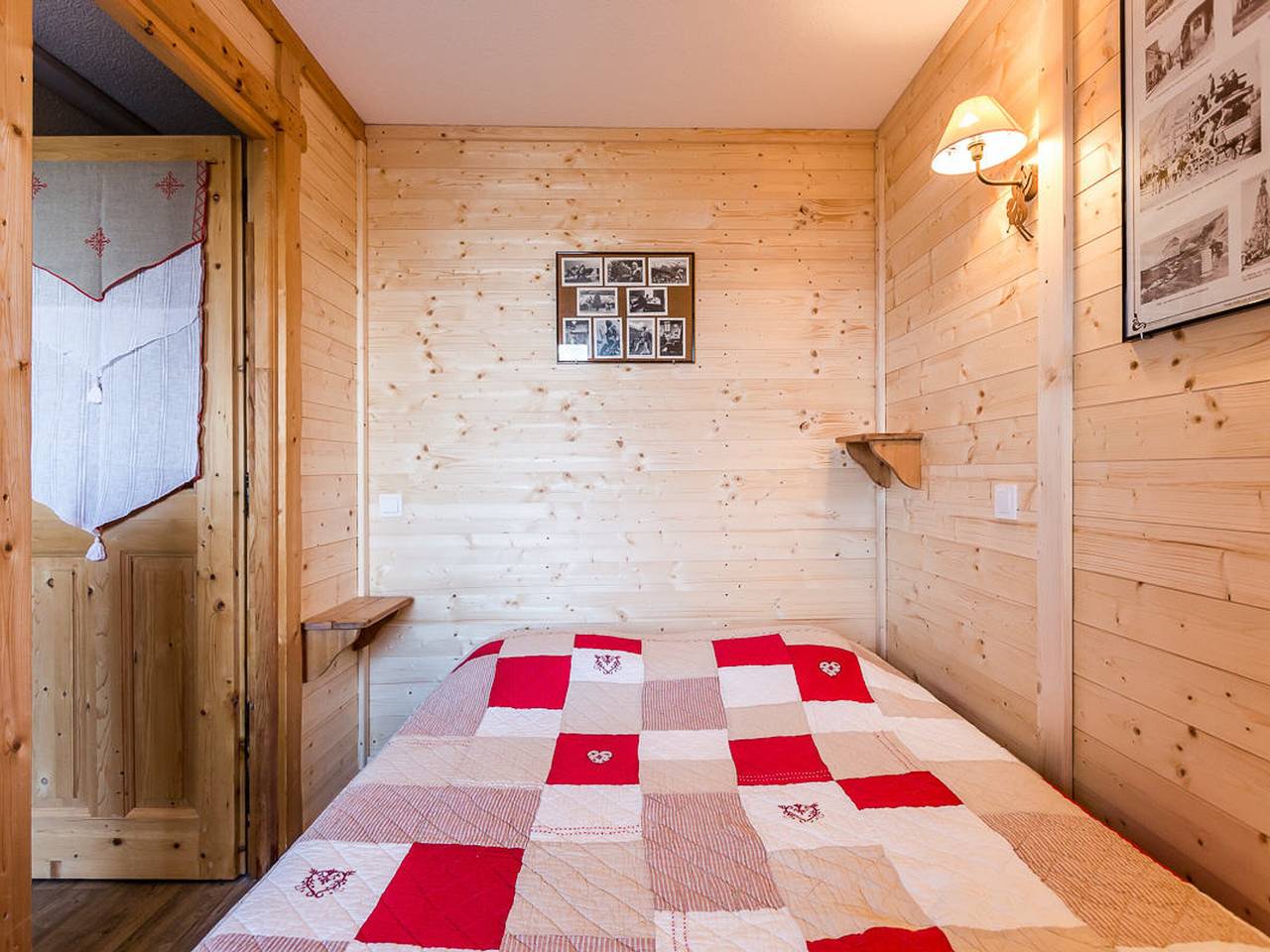 Entire apartment, Charming 2/3-room renovated apartment for 5, close to slopes and shops, free parking in Bellentre, La Plagne-Tarentaise