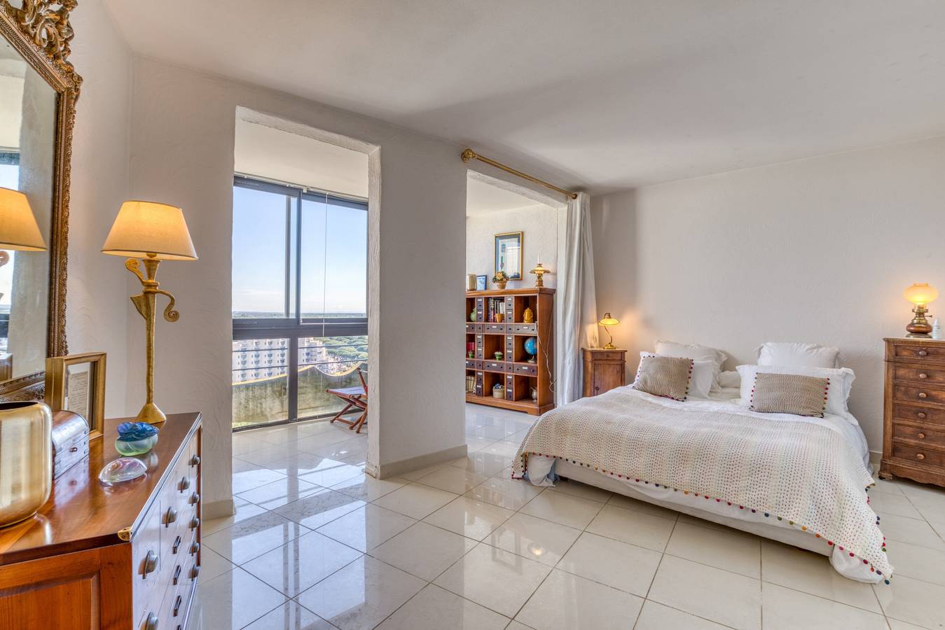 Entire apartment, Apartment “Le Panoramique at the Grande Pyramide”: Sea View, Private Terrace, Wi-Fi in La Grande-Motte, Côte d'Améthyste