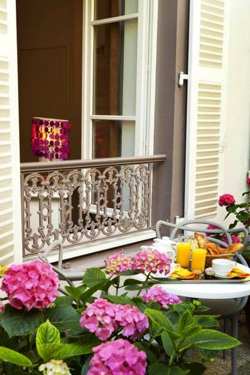 Le Hameau de Passy in Tour Eiffel, Paris