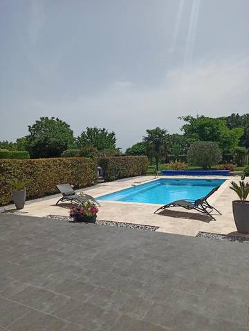 Maison d’hôte pour 4 personnes, avec piscine et jardin ainsi que vue et terrasse dans Trois-Palis