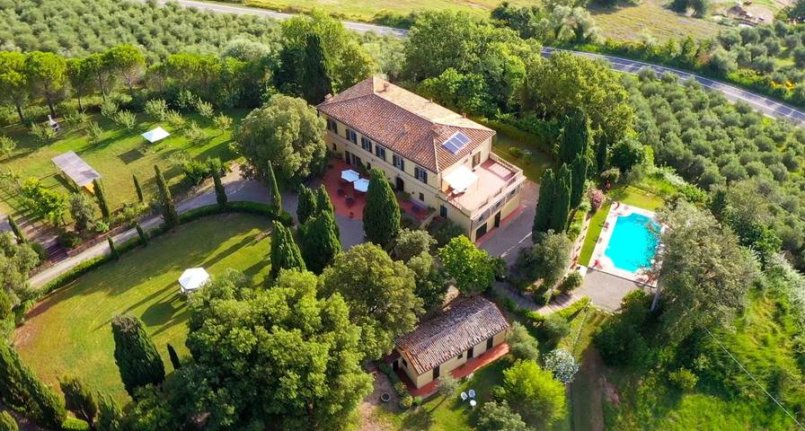 Casa vacanza per 28 persone, con giardino e terrazza nonché piscina, con animali domestici a Radicofani