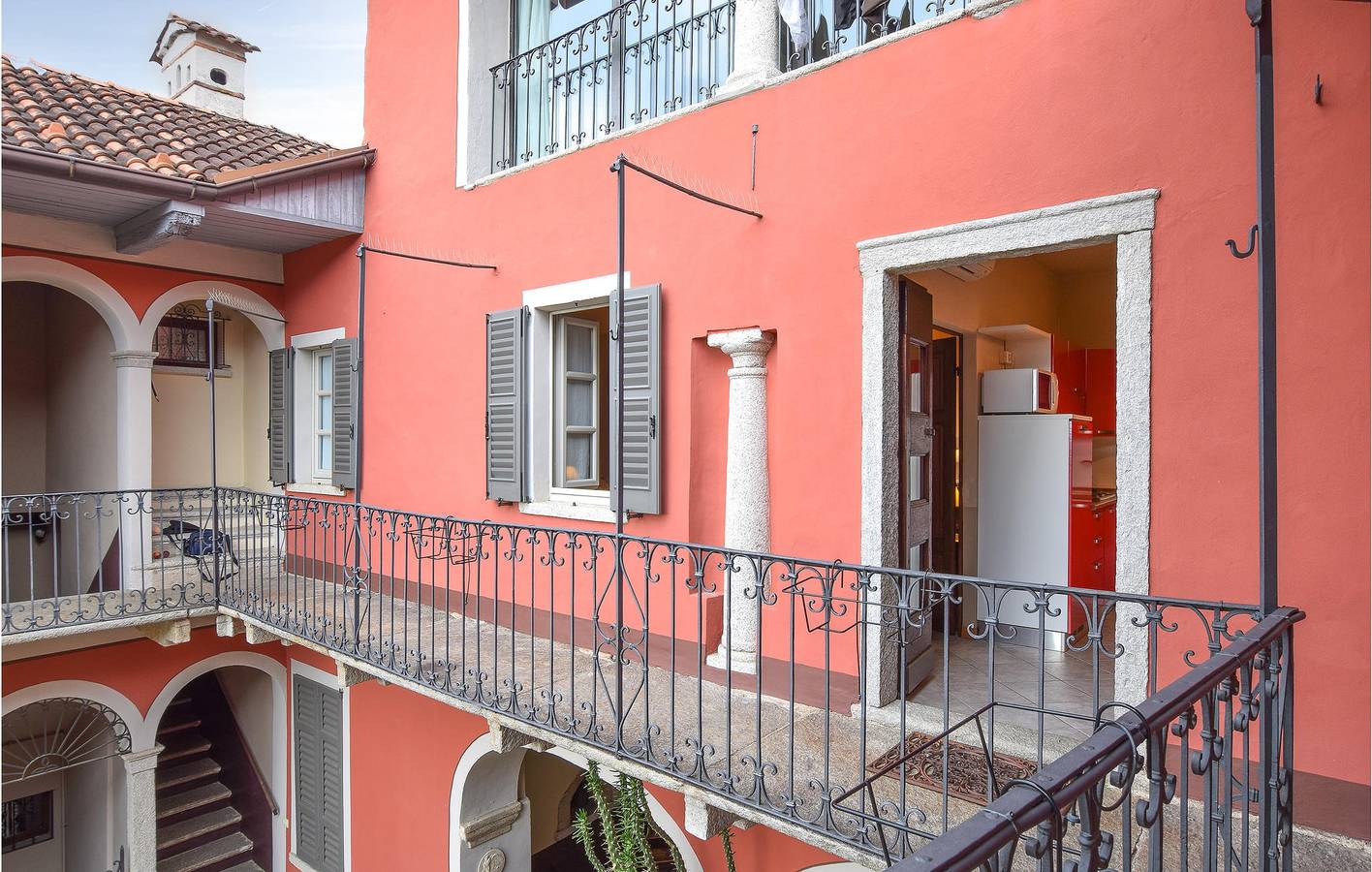 Ganze Ferienwohnung, Apartment am Pool mit Parkplatz, Garten- und Seeblick in Carcegna, Miasino Gemeinde