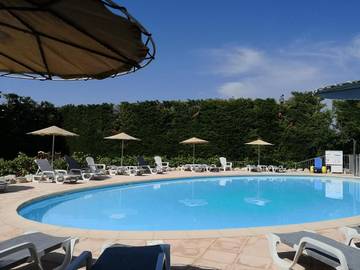 Gîte pour 4 personnes, avec piscine et jardin ainsi que vue et terrasse à Violès