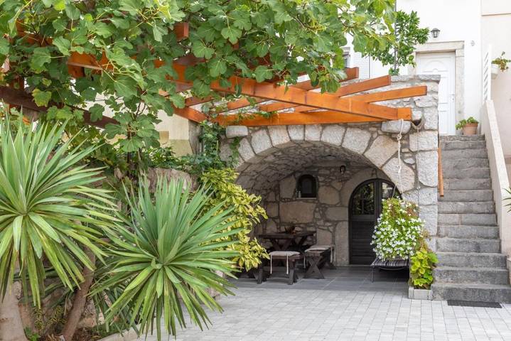 Ferienhaus für 8 Personen, mit Ausblick und Garten, mit Haustier in Punat