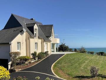 Gîte pour 10 personnes, avec balcon et jardin dans Plage de Bréhec