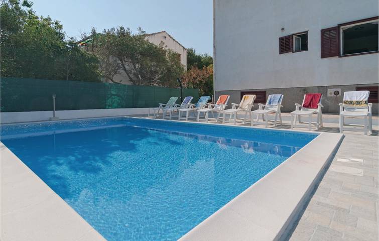 Appartement de vacances entier, Appartement confortable à 1,5 km de la plage : 2 chambres, avec piscine, terrasse et parking in Supetar, Brac