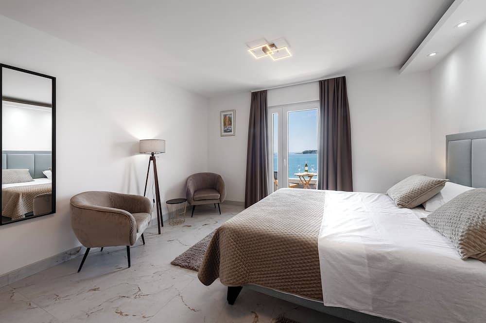 Beach House - Spectacular beach house with hot tub (5 bedrooms,4 bathrooms) in Molunat, Dubrovnik-Neretva