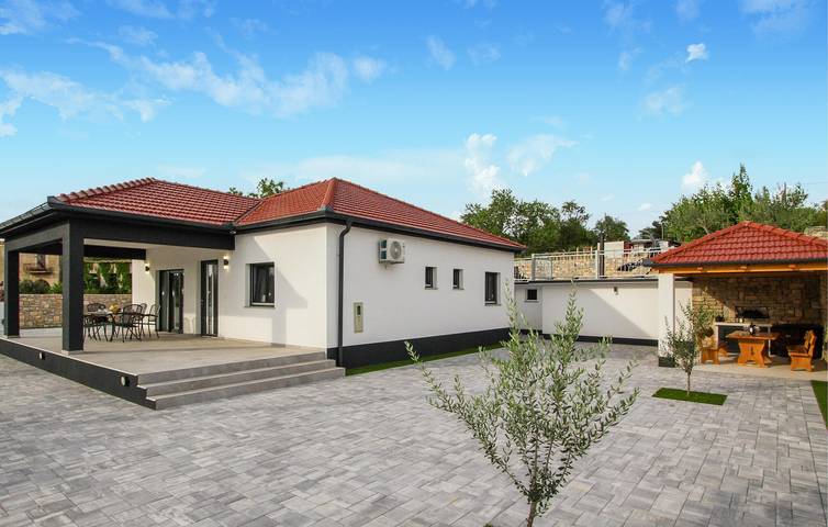 Geräumige 2-Zimmer-Wohnung mit Pool, WLAN und Terrasse in Skradin, Šibenik-Knin