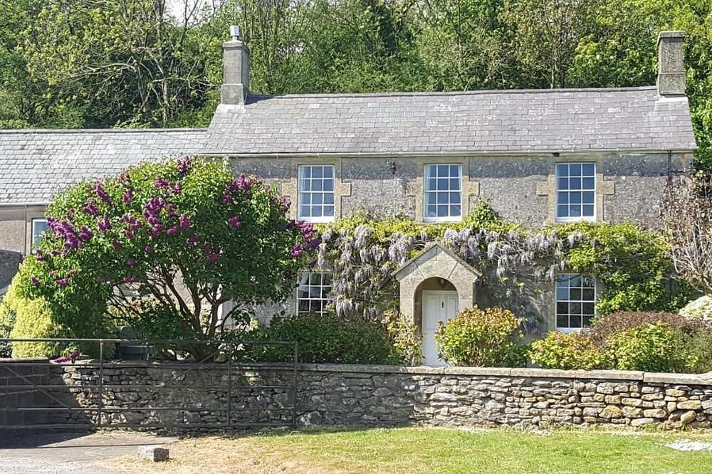 Rural yet fantastically situated, minutes from Shepton Mallet & Wells in Shepton Mallet, Somerset