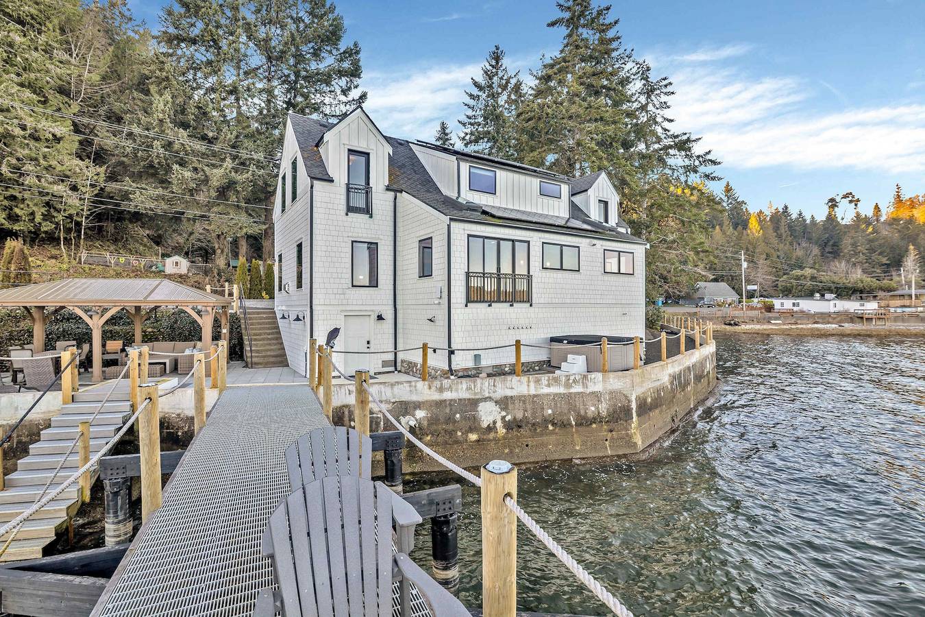 Waterfront Retreat - Hot Tub Fireplace Pier in Hood Canal