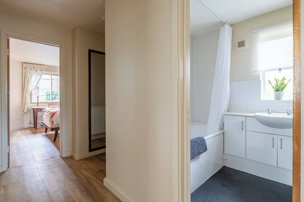 Entire apartment, Peaceful two-bedroom apartment beside the River Cam and Colleges in Cambridge, Cambridgeshire