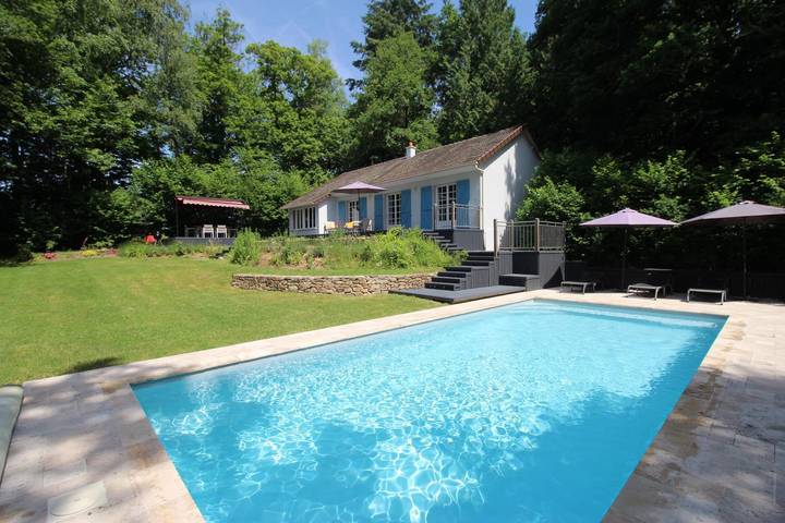 Gîte pour 6 personnes, avec piscine ainsi que terrasse et jardin à Thouron