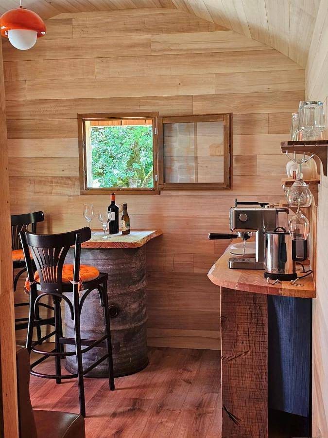 Gîte pour 2 personnes, avec terrasse ainsi que vue et jardin dans Cénevières - 3