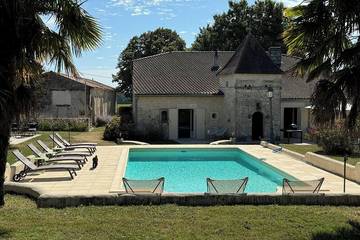Agriturismo pour 10 personnes, avec jacuzzi et jardin à Chadenac