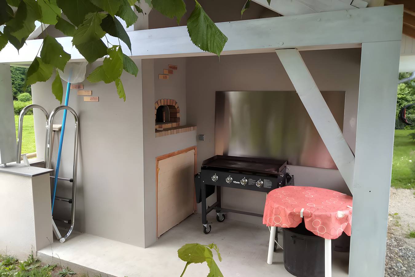 Gîte 'Des Taravelles' con piscina privada, terraza privada y Wi-Fi in Manzat, Parque Natural Regional Volcans d'Auvergne