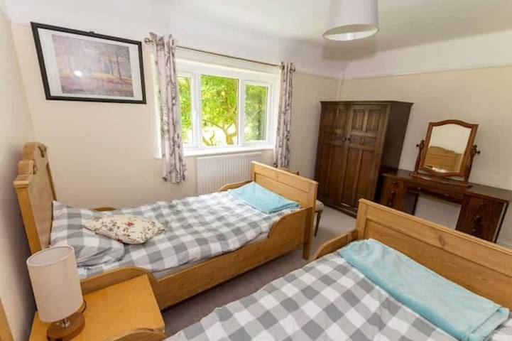 Spacious Family Bungalow with Oak Garden Room in Stroud, Gloucestershire