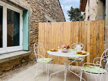 Location de vacances pour 4 personnes, avec terrasse à Laure-Minervois
