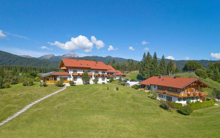 Hotel für 4 Personen, mit Balkon und Terrasse sowie Garten und Sauna in Krün - 2