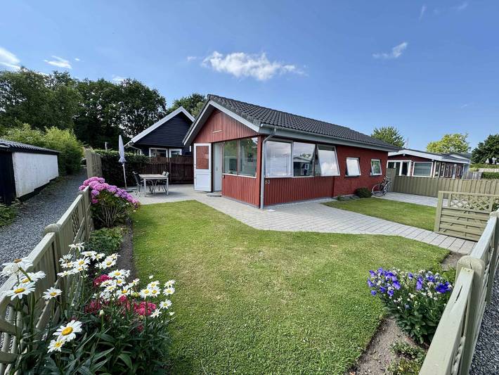 Ferieudlejning for 4 personer, med terrasse og søudsigt samt have i Munkebo
