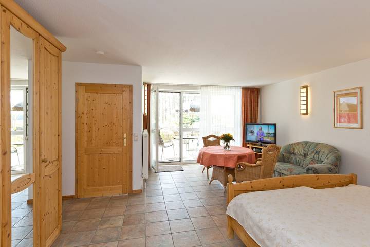 Hel lejlighed, Holiday Apartment 'Maribell Jabel' with Lake View, Terrace and Wi-Fi in Jabel, Mecklenburgische Seenplatte