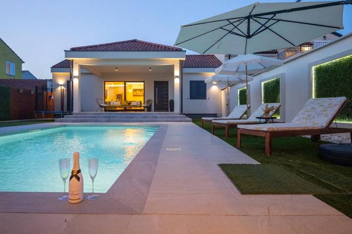 Villa pour 8 personnes, avec vue ainsi que piscine et jardin, animaux acceptés à Biograd na Moru - 3