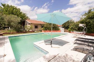 Gîte pour 5 personnes, avec piscine ainsi que terrasse et jardin, animaux acceptés à Lamasquère