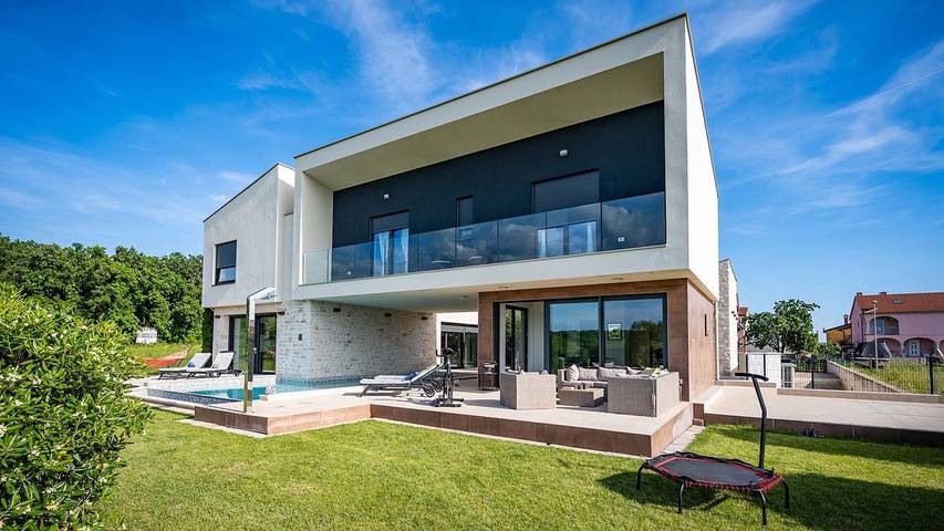 Villa pour 8 personnes, avec piscine ainsi que jardin et terrasse, animaux acceptés à Novigrad - 2