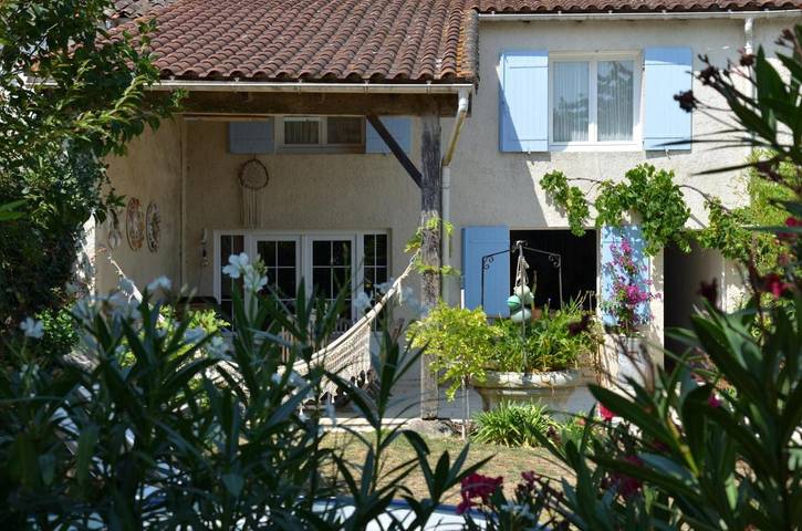 Gîte pour 7 personnes, avec jardin ainsi que terrasse et piscine à Brie-sous-Mortagne