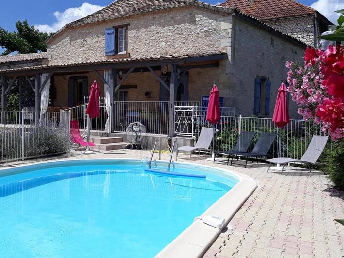 Location de vacances pour 10 personnes, avec jardin ainsi que terrasse et piscine à Rampieux