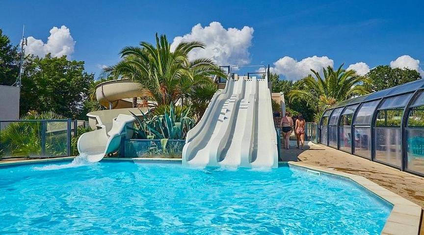 Camping pour 5 personnes, avec bassin pour enfant et jardin ainsi que vue et piscine