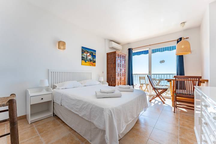 Entire apartment, Studio apartment 'Ventana al Mar' with sea-facing terrace and air conditioning in Fuengirola Centre, Fuengirola