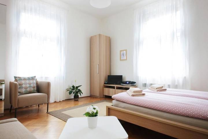 Apartahotel para 7 personas, con jardín y vistas en Praga