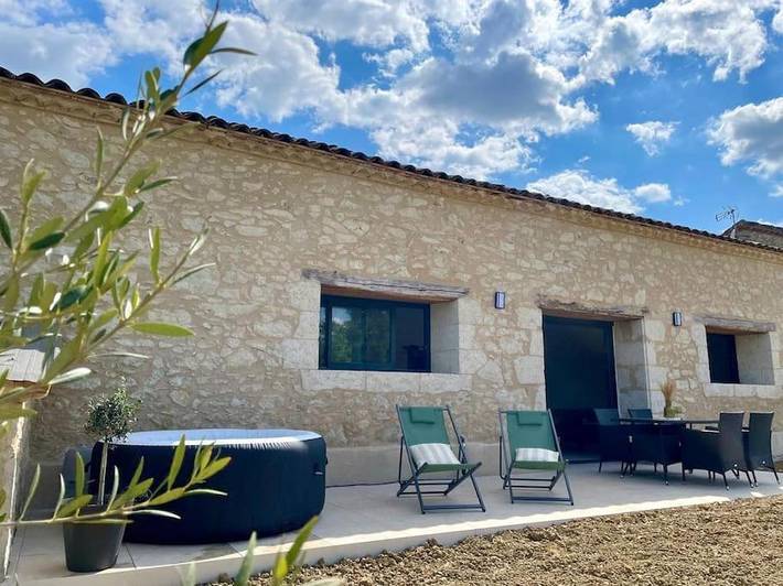 Location de vacances pour 4 personnes, avec terrasse ainsi que jardin et jacuzzi à Leboulin