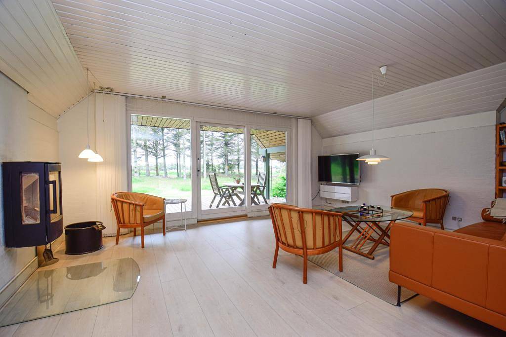 Quietly located thatched roof house with 3 bedrooms – property partially fenced, 2 dogs allowed in Vester Husby, Husby