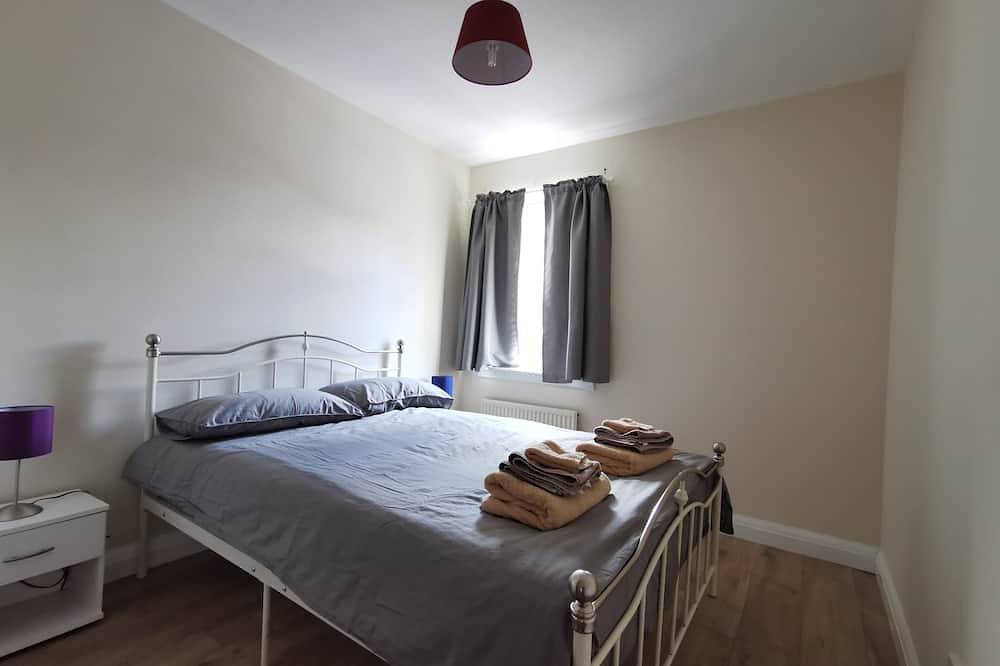 Entire apartment, 2 bed right on Leith Walk 15 min walk to Waverly ! in Leith, Edinburgh