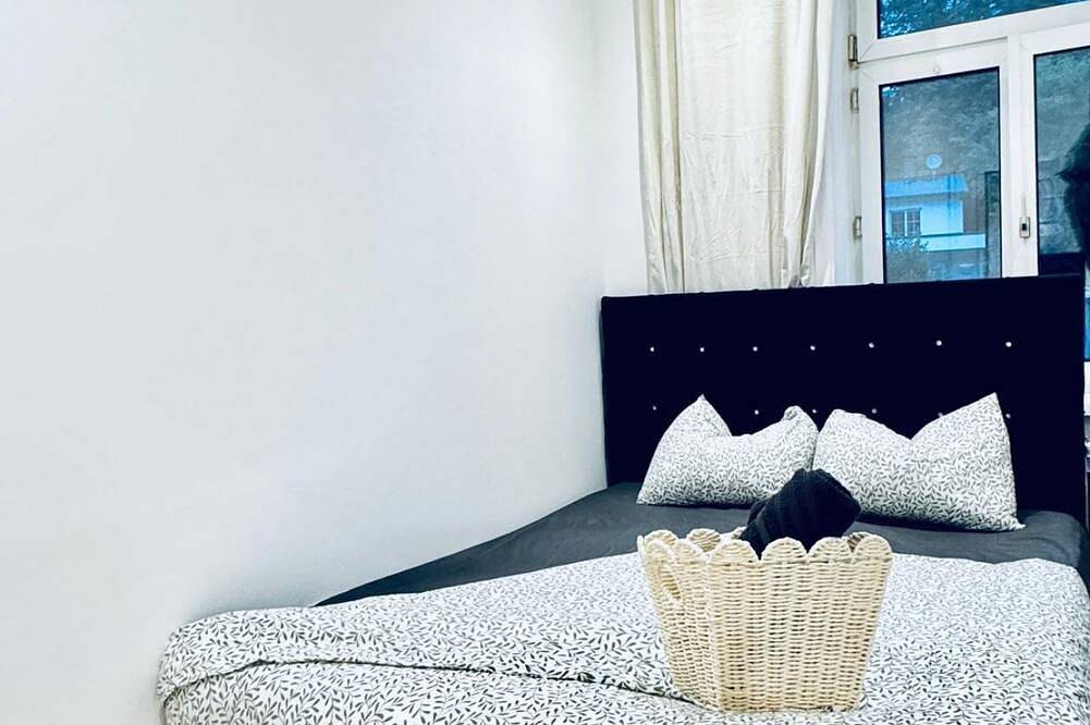 Ganze Wohnung, Affordable Studio with Kitchen & Private Bath – Central Location in Klosterneuburg, Wienerwald