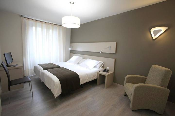 Hôtel pour 3 personnes, avec terrasse et jardin, animaux acceptés dans Solares - 3