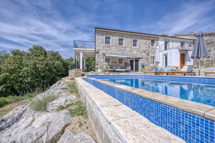 Ferienhaus für 6 Personen, mit Pool und Sauna sowie Garten