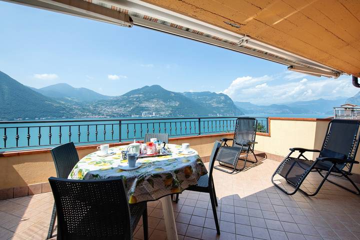 Ferielejlighed for 4 personer, med Balkon og Have samt Søudsigt i Lombardiet