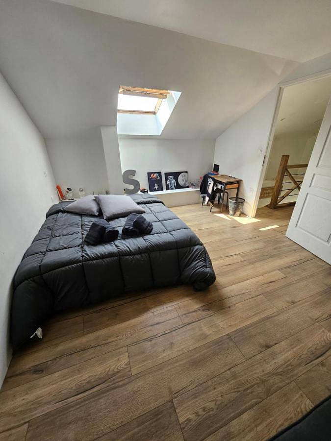 Double Room with Shared Bathroom in Ruaudin, Sarthe